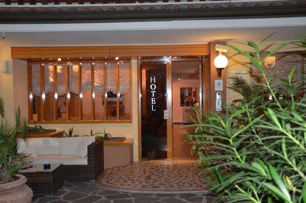 Hotel Monique Cervia Eksteriør bilde